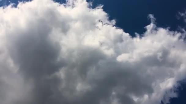 4K ciel bleu timelapse ou laps de temps avec d'énormes nuages blancs se déplaçant très rapidement. Concept de mouvement nature 