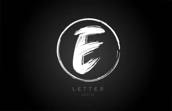 Grunge E pincelada letra alfabeto logotipo icono diseño plantilla — Vector de stock