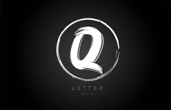 Grunge Q pincelada letra alfabeto logotipo icono diseño plantilla — Vector de stock