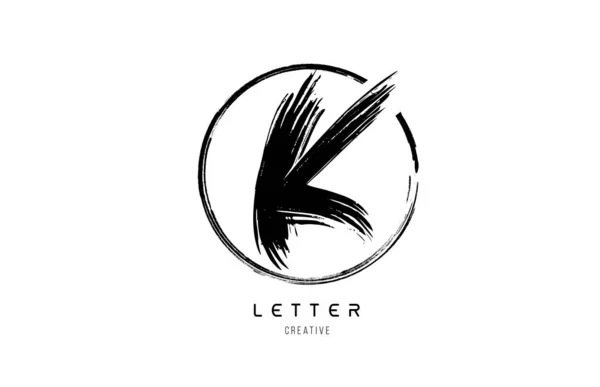 El yazısıyla yazılmış grunge K fırça darbesi harfli logo simgesi desi desi — Stok Vektör