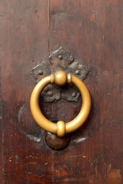 Bronz metal antika kapı vuruşu ya da eski bir kur 'un tokmağı.