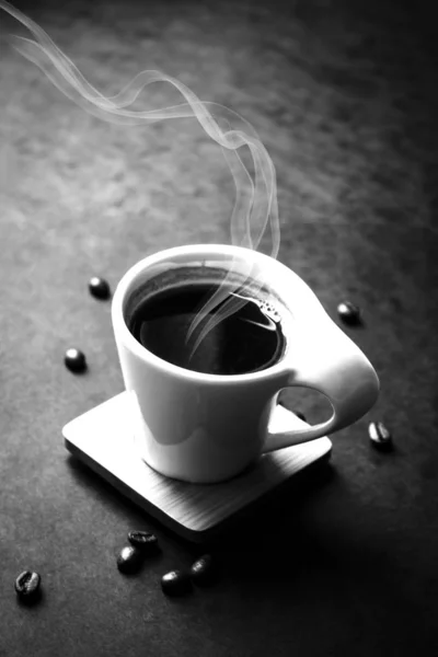 Утренняя чашка кофе с ароматом пара, поднимающимся из чашки — стоковое фото