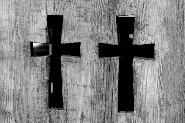 Duas cruzes ortodoxas cristãs esculpidas em madeira. Madeira religótica — Fotografia de Stock