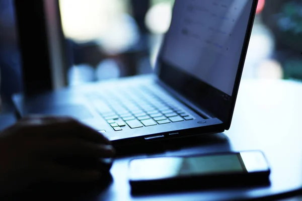 Vista de perto de laptop e telefone celular com freelancer trabalhando — Fotografia de Stock