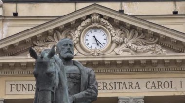 Bükreş, Romanya - 23 Şubat 2020 - Bükreş Merkez Üniversitesi kütüphane binası ve Romanya Kralı I. Carol 'un heykelinin 4k videosu. Yakın çekim.