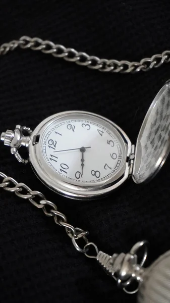 Stary Zabytkowy Zegarek Kieszonkowy Łańcuchem Czarnym Materiale Pojęcie Czasu — Zdjęcie stockowe