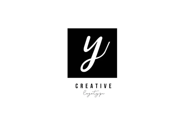 ビジネスや企業のためのYシンプルな黒と白の正方形のアルファベットの文字のロゴのアイコンのデザイン — ストックベクタ