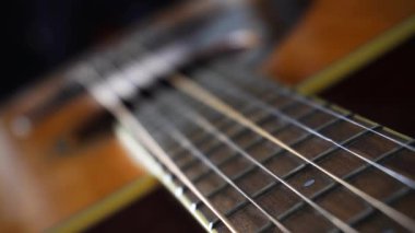 Gitarda makroyu kapat veya tellerde odaklanma kayması olan akorları kapat. Müzik aleti konsepti. Müzik ve ses