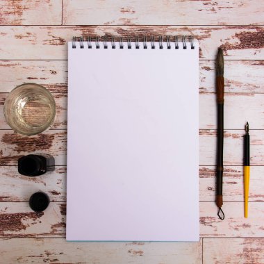 Kadar alay et. Tasarımcı araçları iş üzerinde tablo ahşap arka plan en iyi görünümü