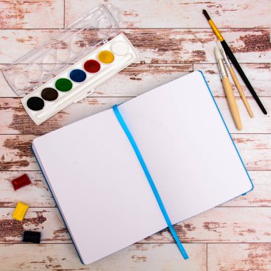 Kadar alay et. Tasarımcı araçları iş üzerinde tablo ahşap arka plan en iyi görünümü
