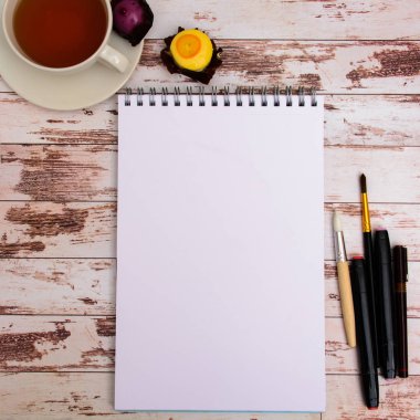 Kadar alay et. Tasarımcı araçları iş üzerinde tablo ahşap arka plan en iyi görünümü