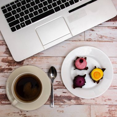 Kadar alay et. Tasarımcı araçları iş üzerinde tablo ahşap arka plan en iyi görünümü