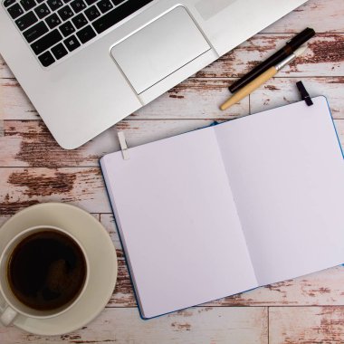 Kadar alay et. Tasarımcı araçları iş üzerinde tablo ahşap arka plan en iyi görünümü