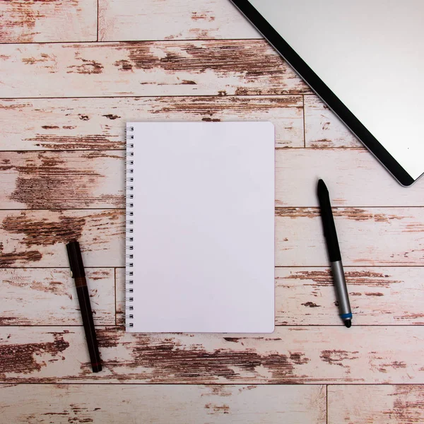 Prepárate. Herramientas de diseño en mesa de trabajo vista superior de fondo de madera —  Fotos de Stock