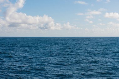 Bulutlu güzel deniz manzarası