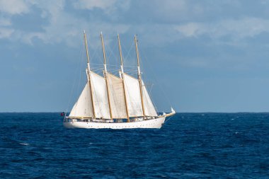 Denizde yelkenli uzun gemi