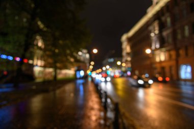 Şehir caddesindeki trafik manzarası, gece manzarası, mavi bokeh arkaplan
