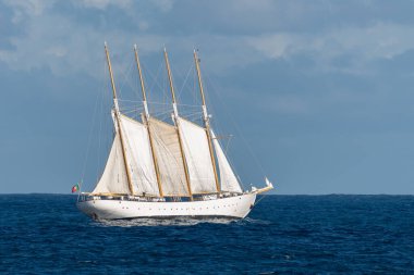 Dört beyaz yelkenli yelkenli.