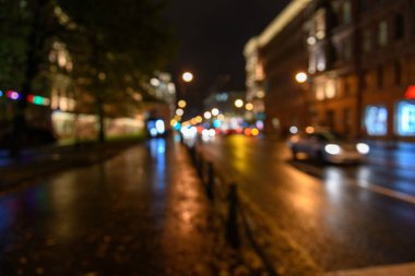 Trafikte şehir sokak bulanık bokeh arka plan, gece scape görünümünü