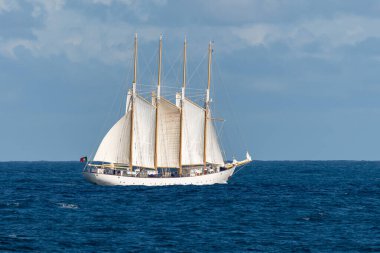 Dört beyaz yelkenli yelkenli.