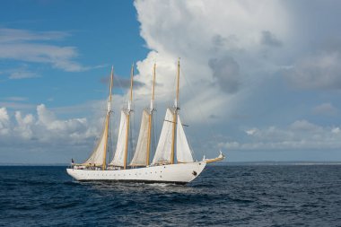 Denizde yelkenli uzun gemi