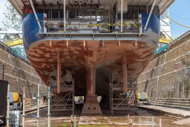 Gemi tamir sahasındaki kuru rıhtımda yolcu gemisi.