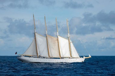 Dört beyaz yelkenli yelkenli.