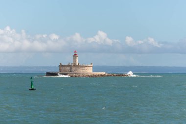 Denizdeki küçük adadaki deniz feneri Sao Lourenco Kalesi Bugio do Bugio