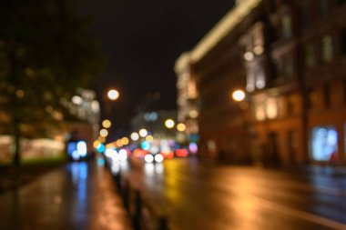 Şehir caddesindeki trafik manzarası, gece manzarası, mavi bokeh arkaplan