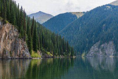 Kolsay Gölü - Kazakistan 'daki dağ gölü