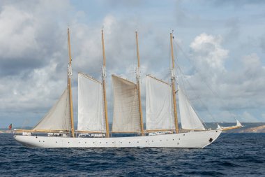 Dört beyaz yelkenli yelkenli.