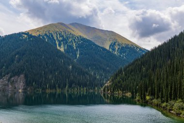 Kolsay Gölü - Kazakistan 'daki dağ gölü