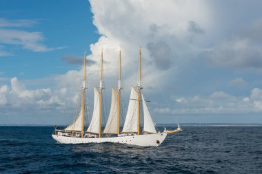 Dört beyaz yelkenli yelkenli.