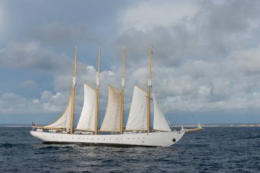 Dört beyaz yelkenli yelkenli.