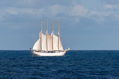 Dört beyaz yelkenli yelkenli.