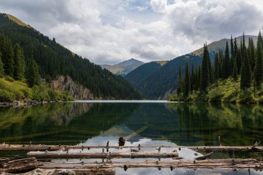 Kolsay Gölü - Kazakistan 'daki dağ gölü