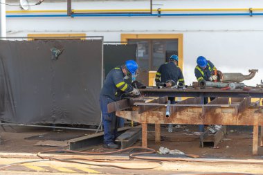 Polonya, Szczecin - 27 Mayıs 2016: Gemi tamir sahasında çalışan işçiler