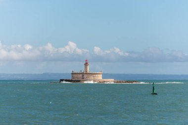 Denizdeki küçük adadaki deniz feneri Sao Lourenco Kalesi Bugio do Bugio