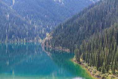 Kolsay Gölü - Kazakistan 'daki dağ gölü