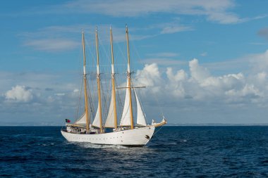 Denizde yelkenli uzun gemi
