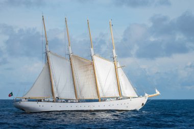 Dört beyaz yelkenli yelkenli.