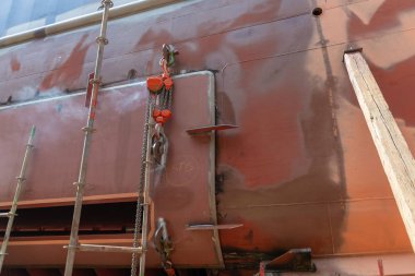 Gemi tamir sahasındaki kuru rıhtımda yolcu gemisi.