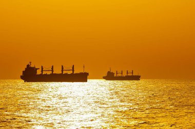 Gün batımında kargo gemileri