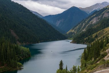 Kolsay Gölü - Kazakistan 'daki dağ gölü