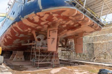 Gemi tamir sahasındaki kuru rıhtımda yolcu gemisi.