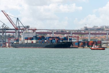 Konteyner gemisi limanda, kargo işlemleri devam ediyor