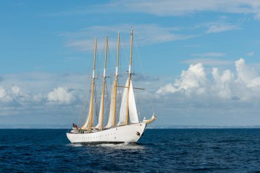 Dört beyaz yelkenli yelkenli.