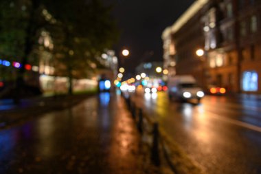Trafikte şehir sokak bulanık bokeh arka plan, gece scape görünümünü