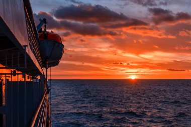 Yolcu gemisinden deniz manzaralı gün batımı