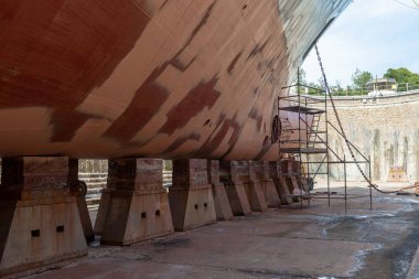 Gemi tamir sahasındaki kuru rıhtımda yolcu gemisi.